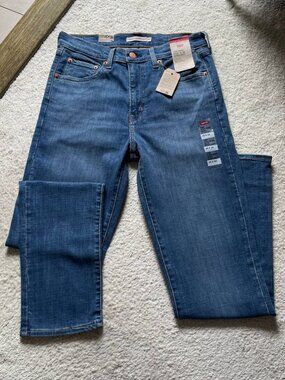 NWT Levi’s 724 High Rise Slim Straight Women’s Jeans Size 30/32